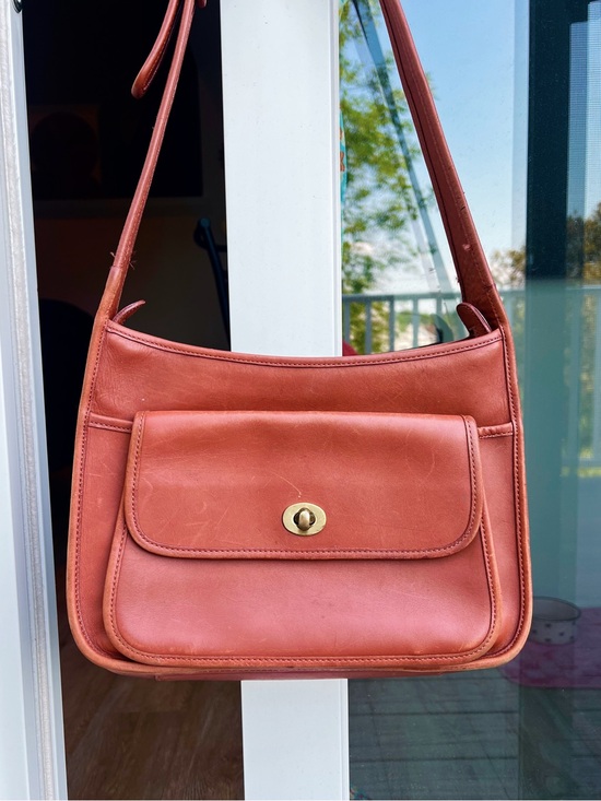 Coach Handbags - COACH Vintage Turnlock Shoulder bag Brown Leather Classic Elegant Design HandBag